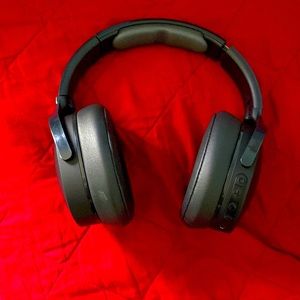 I’m selling these great working nose canceling headphones